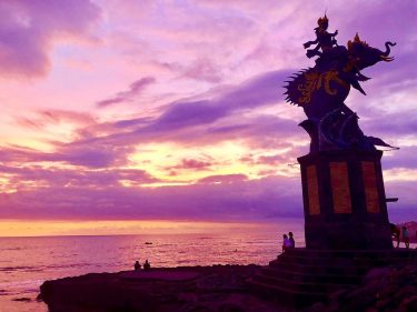 This sunset makes me hungry • #candycottonsky???? #thebaliguru #photobyme #canggubeach #TLPicks #enjoyeverymoment #bnesimppl #balivibes…