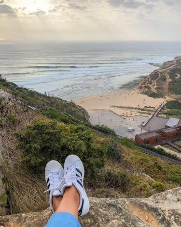 Sobre chegar a casa #ericeira #portugal #sea #ocean #life #lifestyle #adidas #adidassuperstar #womantraveler #happygirl…