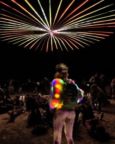 De Noche las instalaciones en Burning Man crean un juego de luces increíble. Ésta…