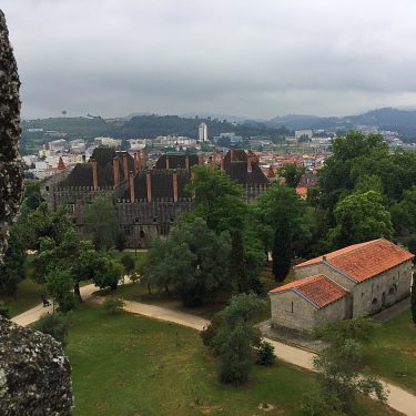 ???????? O Palácio dos Duques de Bragança eleva-se sob o centro histórico de Guimarães.&hellip;