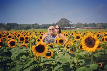 Be sure to stop and smell the (sun)flowers. Loving #longisland with the wonderful @taylorwray…