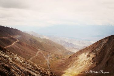 Oh a magnificent view of the #himalayanroads covered to reach the most awaited #khardungla…