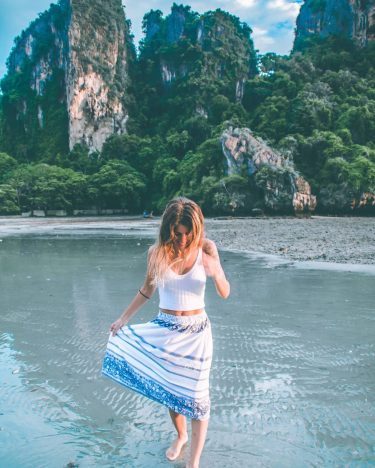 Cuando baja la #girlaroundworld #summervibes #acolorstory #hellosunshine #softcolors #sealife #colorful #slowlife #mood #travelblog #travelawesome…