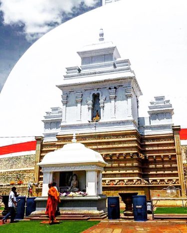 big white #stupa in #anuradhapura ???????????? ____________________________________________________ #srilanka2018 #travelfamily #travelkids #travelgram #letsgoeverywhere #wanderlust #buddhism…