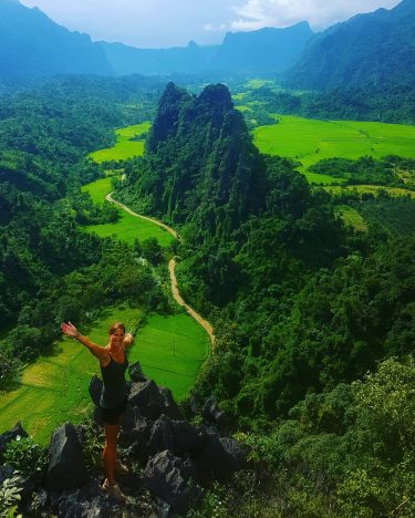 #vangvieng #laos #landscape #viewpoint #hiking #trekking #climbing #mountains #longway #beautifulview #photography #travelblog #nature #travelblogger…