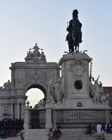 Virtutibus maiorum ut sit omnibus documento Que las virtudes de los más grandes sean…