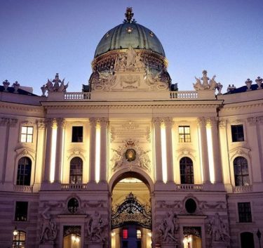 The Hofburg is the former principal imperial palace  #landscapstyles #exklusiveshot #visualsofearth #beautifuldestinations #ilovetravel #amazing&hellip;