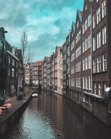 Amsterdam è quella città che da ragazzino te la descrivono solamente come il posto…