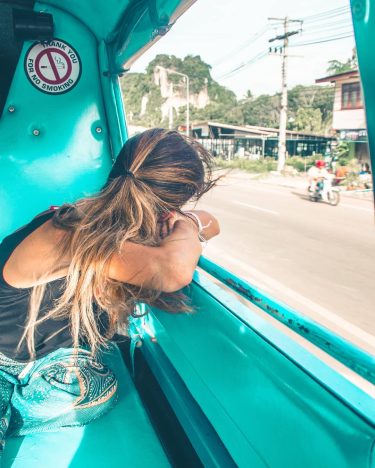 Coger el autobús #girlaroundworld #summervibes #acolorstory #hellosunshine #softcolors #city #colorful #slowlife #mood #travelblog #travelawesome…