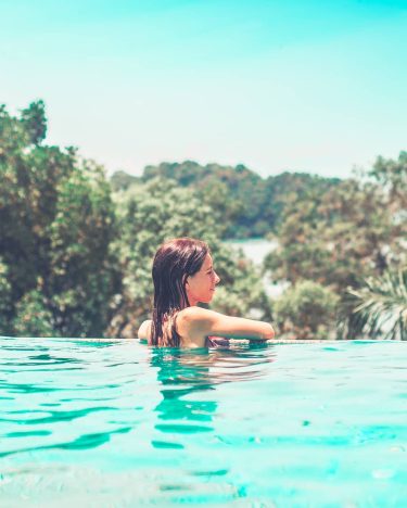Nadar en el paraiso #girlaroundworld #summervibes #acolorstory #hellosunshine #softcolors #sealife #colorful #slowlife #mood #travelblog…