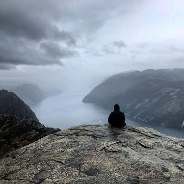 #preikestolen #norway???????? #pulpitrock #fjordnorway #hiking #chill #travel #autumn #travelholic #alone #photography #vscocam #vsco #ikozosseg…