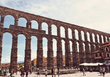 #segovia #aqueduct #segoviaaqueduct #spaindiaries #spaintravel #spain #wanderlust #traveldiaries #travelbug #travelingram #travelosic #solotraveler #solotravelingisfun #romanaqueduct…