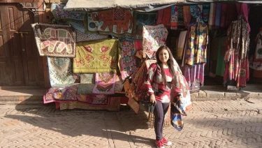 In front of local handicraft shop in #Nepal #landscapstyles #exklusiveshot #visualsofearth #beautifuldestinations #ilovetravel #amazing…