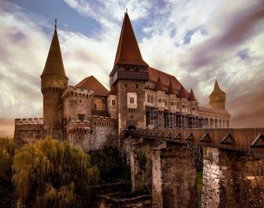 Hunedoara Castelul Corvinilor #Romania #landscapstyles #exklusiveshot #visualsofearth #beautifuldestinations #ilovetravel #amazing #hermanosviajeros #iloveamsterdam #igersnetherlands #winterlove…