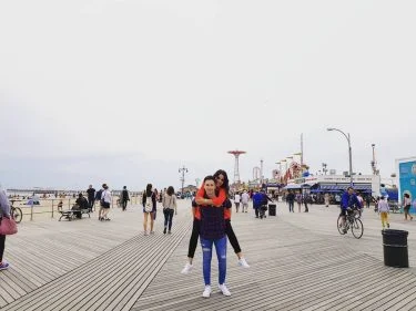 Coney Island Es un barrio situado en el extremo sur de Brooklyn, a unos…