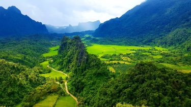#vangvieng #laos #landscape #viewpoint #hiking #trekking #climbing #mountains #longway #beautifulview #photography #travelblog #nature #travelblogger…