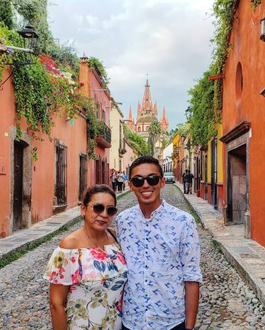 Camina por las calles de la ciudad y admira la arquitectura colonial de sus…