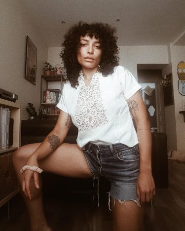 Ecoologique : – chemisier @lesfleurstudio (vintage) – short decoupé d’un 501 @kiloshopfrance #Adoptelafripe .…