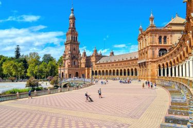 Decían que Sevilla tiene un color especial, y que te llenas de alegría al…