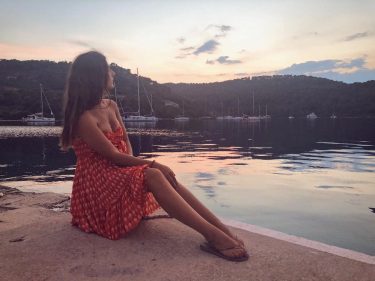 Sundowner #croatia #mljet #sunset #sundowner #sailing #sailinglife #sailingtrip #medsailors #vacay #summerineurope #girslovetravel #girlswhotravel #wearetravelgirls…