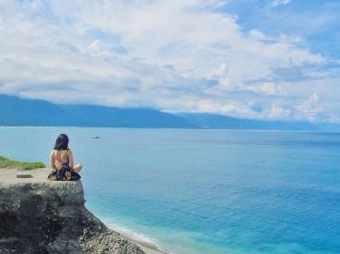 Let the sea, set you free. 看見海的滿足感 – 坐在這個超高的懸崖邊拍照的時候 後面朋友們都在為我的安全尖叫 來自朋友關愛的滿足感 . . .…