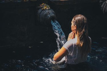 Tirta Empul ???????? Flora tenait à se purifier dans ces eaux sacré #explorebali #bali&hellip;
