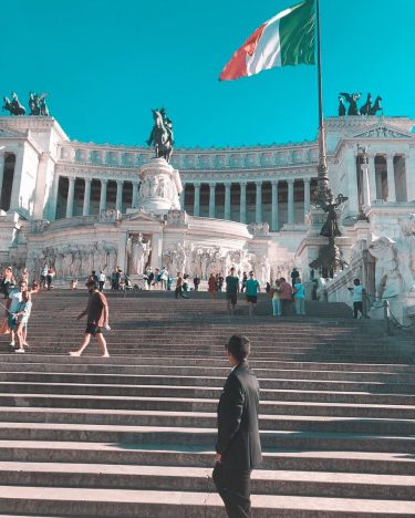 Eccoci qui. Roma.???????? Abbiamo fatto una cosa cattivissima, scappare da un matrimonio e gironzolare&hellip;