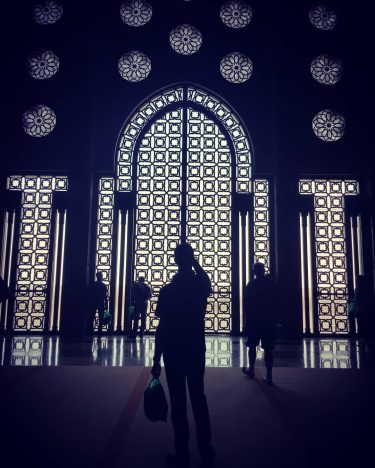 People in hassan II mosque #sheisnotlost #morocco #travelbloggeraroundtheworld #wanderlust #fotografie #theweekoninstagram #sidewalkerdaily #global_ladies #amazingtravelbeauty…