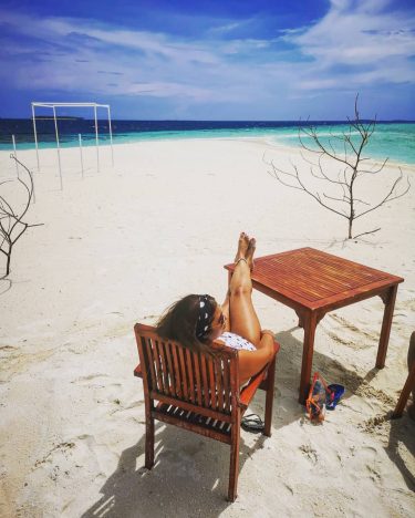Lunch time with the sound of the sea is a good idea, always! .&hellip;