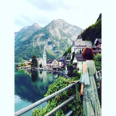 I’m so glad I live in a world where there are Octobers #hallstatt #mysmilesnap…