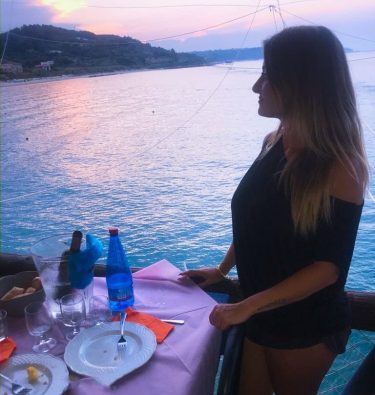 Mi piacciono le persone con la testa sulle È con le spalle tra le…
