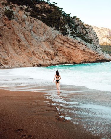 High by the beach #mallorca #mallorcabeach #mallorcaisland #swimsuit #travelholic