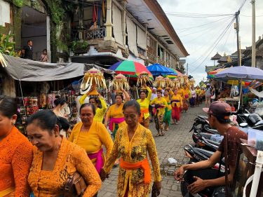 Traditional parade balinesse style #ubud ???????? ‍️Discover my Journey around the #mostbeautifulplacesintheworld #travelgram #travellife…