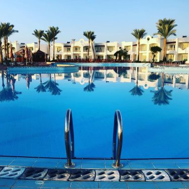 6am Time for a swim, can’t stay in let’s get this day started! .…