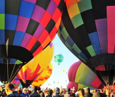 “Somos un globo lleno de emociones, en un mundo lleno de alfileres”. . .…