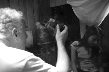 Dr Jacques Mabit, Amelia y Edgardo: curación. #peru #amazonia #medicina #selva #advanture #bestphotobw #blackandwhite&hellip;