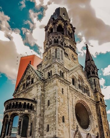 Berlino, Germania ???????? Ciao Viaggiatori!???? Ecco la Kaiser Wilhelm Gedächtniskirche, la Chiesa della Memoria,…