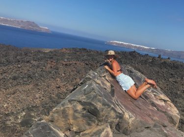 La bonne humeur est un bon compagnon de voyage! Caldeira de Santorin ???????? •…