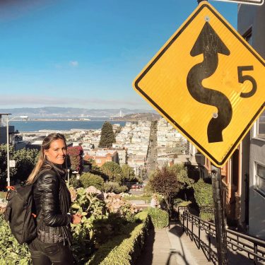 Llegamos caminando a Lombard Street, la calle más sinuosa del mundo. En una sola…