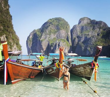 Maya Bay . #tailandia #thailand #thebeach #phiphiisland #mayabay #asia #travelasia #wonderful_places #beautifuldestinations #travelgirl #travelcouples…