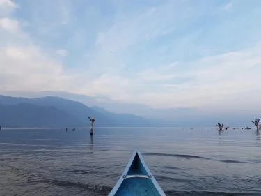 • So tranquil????‍️????‍️• – #JustTwoTips 1. Lake Atitlan is a huge lake with lovely,but&hellip;