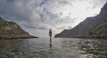 Manejar por las curvas mas cerradas para ver el amanecer en una cala, totalmente…