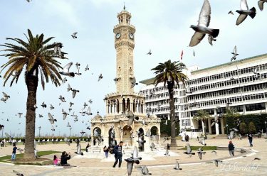 Konak Meydanı, İzmir ???????? . #konakmeydanı #konaksquare #izmir #turkey #explore #world #worldtravel #travel #birds&hellip;