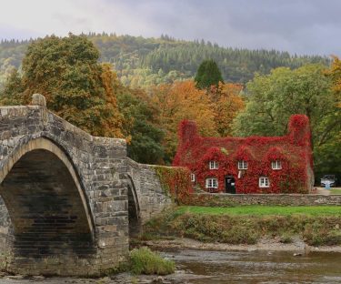 Autumn colours. Tu Hwnt i’r Bont Tearoom, Llanrwst, Wales . . . . .…