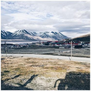 ˢᵛᴬᴸᴮᴬᴿᴰ⠀ ↠⠀⠀⠀⠀ ↠ ˢᴾᴵᵀᶻᴮᴱᴿᴳᴱᴺ⠀ .⠀ .⠀ LONGYEARBYEN⠀ . ⠀ .⠀⠀⠀⠀ #Wanderlust #travelblogger #backpacking #travelgram…