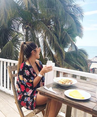 Breakfast with a view ️ . . . Nuestro lugar favorito en Mancora para…