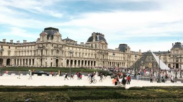 日曜日の@museelouvre . 誰かがEdのPerfectを弾いていた . . . #louvre #paris #iloveparis #thisisparis #france #parisview #parisjetaime #instatravel&hellip;