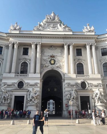 Saludos viajeros! La foto de hoy es el Palacio de Hofburg en Viena, popularmente…