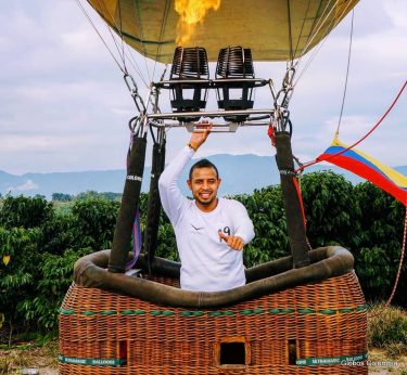 A ride in globe over coffee harvests in Montenegro, Quindío with @globoscolombia . .…