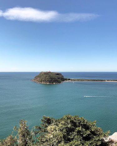 Sanıyoruz siz de göremiyorsunuz belki ama orada da bir deniz feneri varmış. ???????? Palm&hellip;